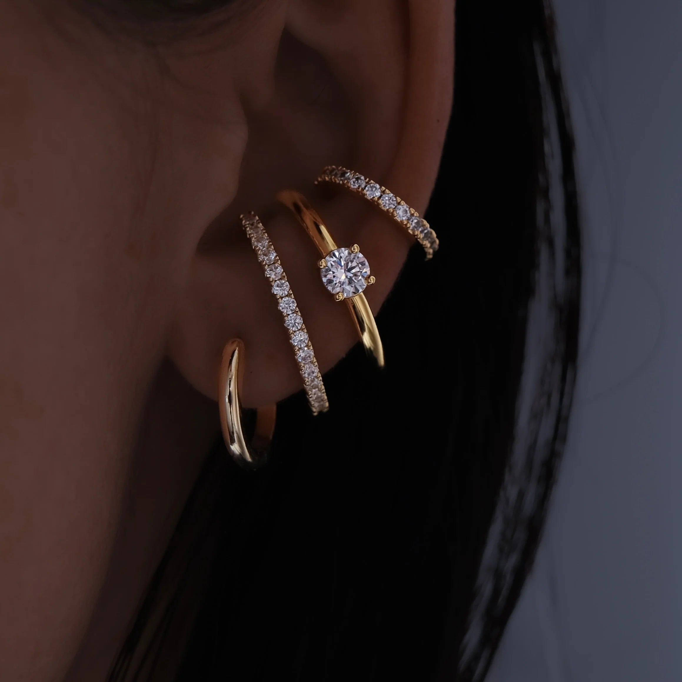 Solitaire Hug Earstud Gold