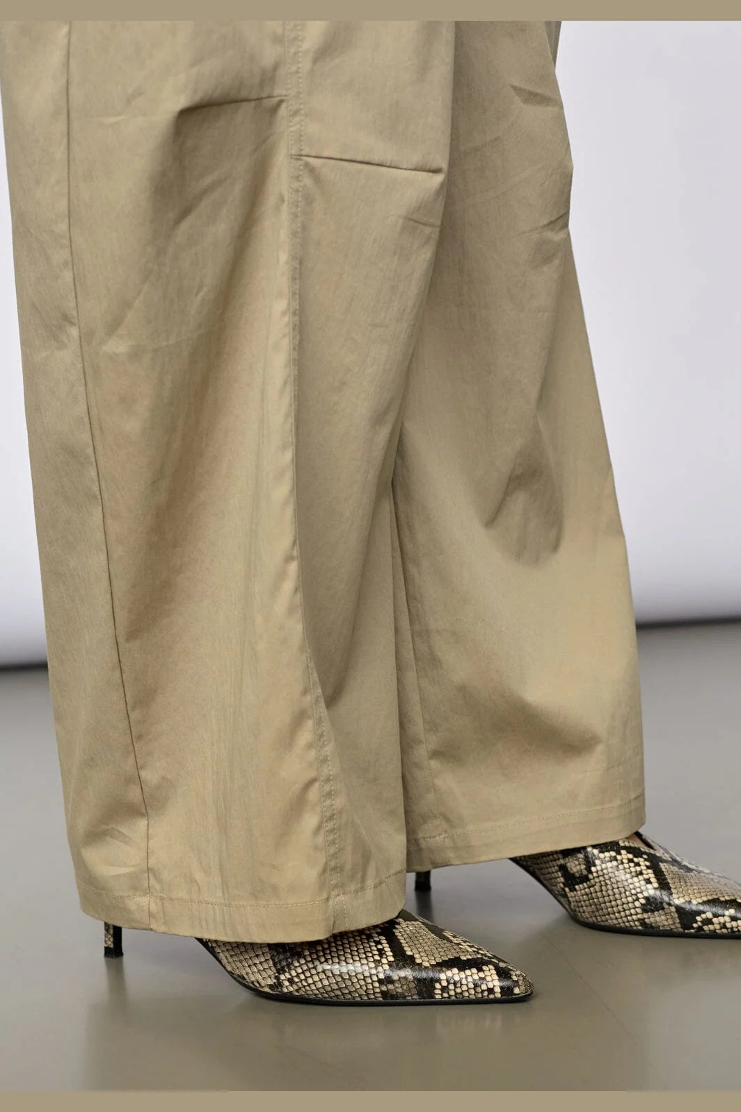 Cotton crisp barrel pants mushroom